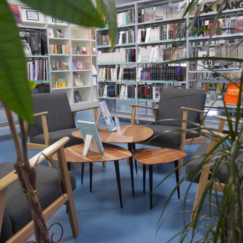 Trois fauteuils dans un endroit calme