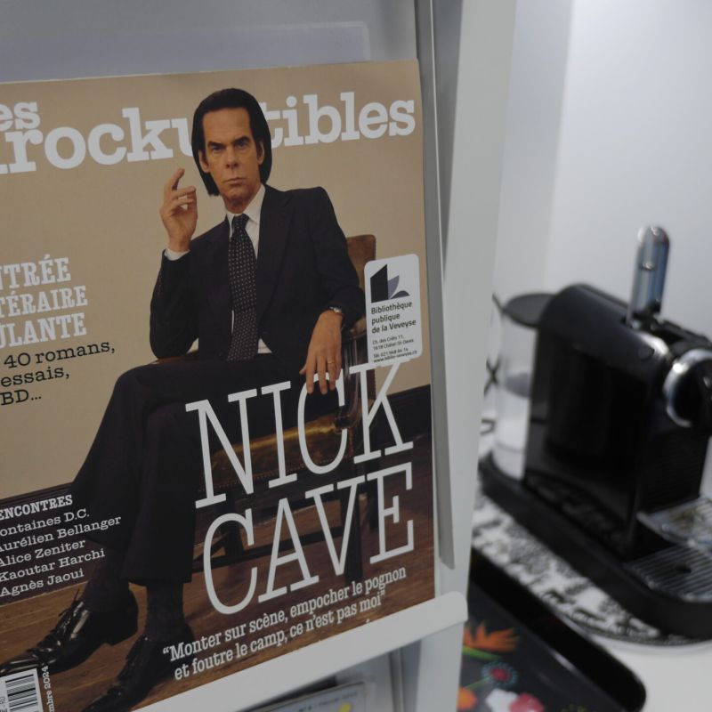 Machine à café et magazine "Les Inrocktuptibles"