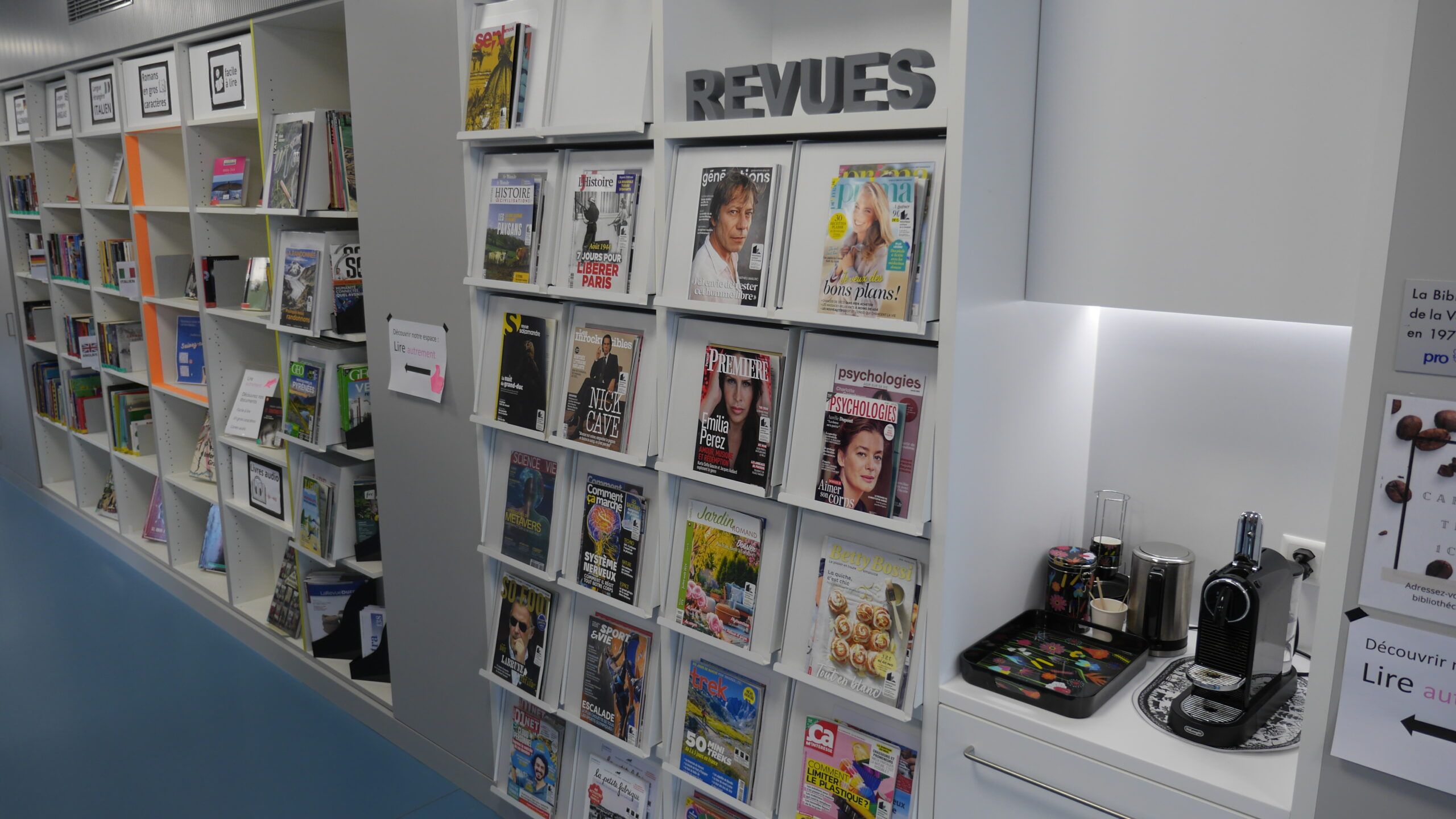 Le coin des revues et la machine à café de la bibliothèque publique de la Veveyse